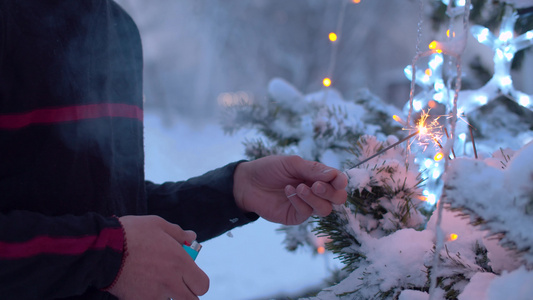 雄性手在圣诞树上点燃火光视频