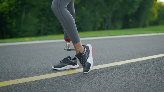 残疾女性在慢跑前腿变暖视频