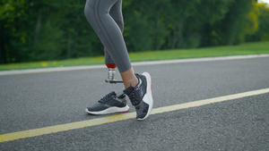 残疾女性在慢跑前腿变暖11秒视频