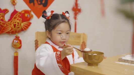 4K小女孩元宵节汤圆美食展示视频