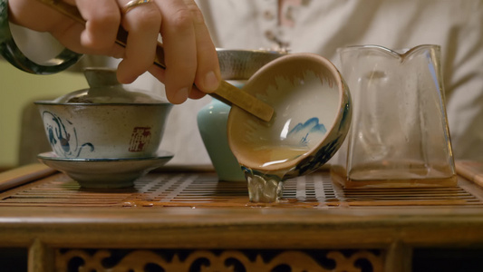 在中国茶仪式上我们第一次注入的绿色茶叶由主手掌茶视频