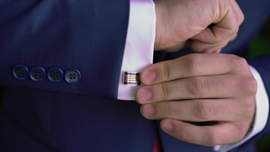 青年男子戴上袖扣为庆祝活动商业会议或婚礼穿衣6秒视频
