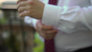 青年男子戴上袖扣为庆祝活动商业会议或婚礼穿衣12秒视频