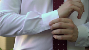 青年男子戴上袖扣为庆祝活动商业会议或婚礼穿衣10秒视频