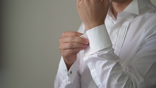 青年男子戴上袖扣为庆祝活动商业会议或婚礼穿衣视频