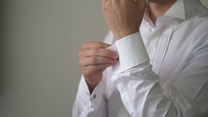 青年男子戴上袖扣为庆祝活动商业会议或婚礼穿衣11秒视频