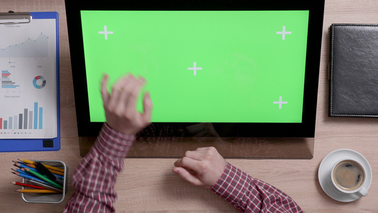 触摸监视器上的绿色屏幕左上角男子的手触摸到左上角视频
