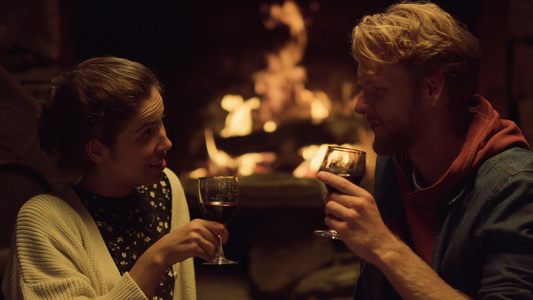 夫妇在壁炉旁庆祝晚上约会视频