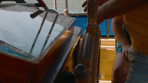 船长的手转方向盘航行游艇手转舵而后转船出海26秒视频