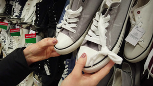 妇女手握一双运动鞋供每日使用近距离拍摄11秒视频