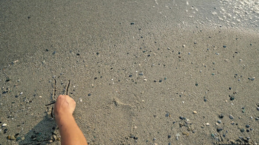 以沙沙在海滩上和被海浪冲洗的沙子写成假日视频
