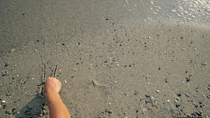 以沙沙在海滩上和被海浪冲洗的沙子写成假日30秒视频