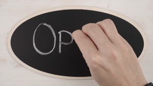 妇女用手写开口单词在黑板上白粉笔画22秒视频