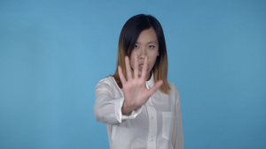 美丽的韩国女性显示符号停止10秒视频