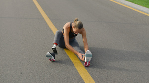 残疾妇女在跑步的表面伸展双腿18秒视频