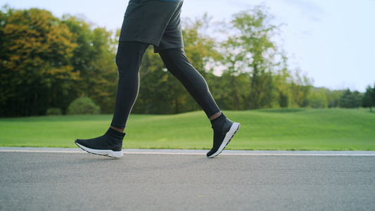 运动鞋员在路上慢跑视频