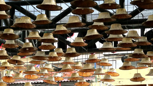 用叶子制成的帽子用来装饰作为天花板上的灯具20秒视频