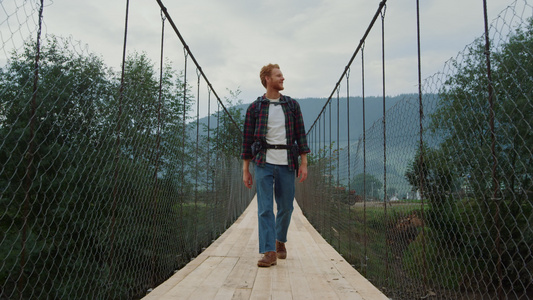 旅行的人走在乡村山区的桥视频
