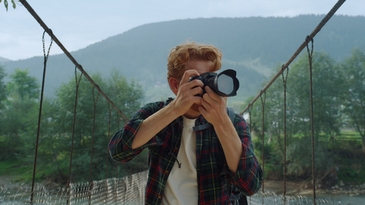 摄影师欣赏山脉自然特写视频