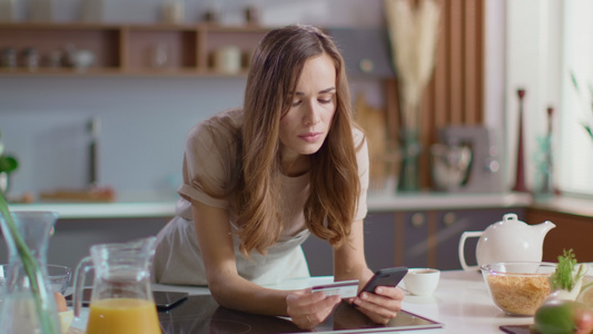 女人在厨房用智能手机视频