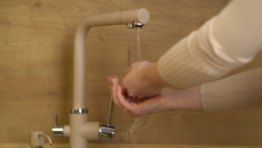 女人在水槽里洗手视频