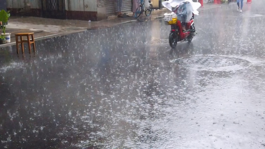 1080P慢动作升格拍摄倾盆大雨城市街道雨景市井烟火气素材视频