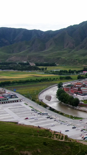群山环绕的藏区小镇夏河镇航拍视频旅游目的地50秒视频