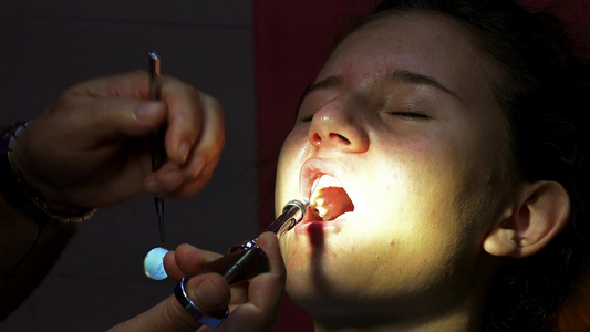 口腔外科手术前对牙医进行麻醉注射视频