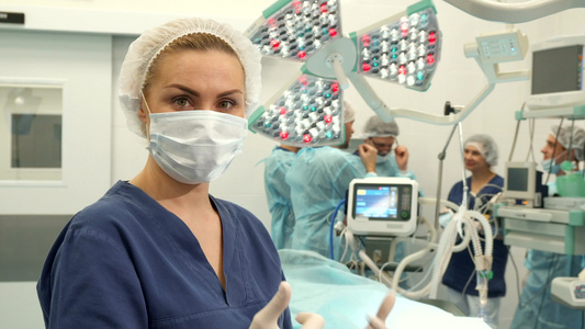 护士在手术室摆姿势视频