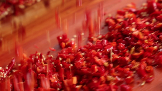 红色辣椒酱生产线切碎辣椒升格1080p视频素材视频