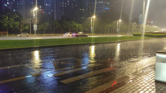 城市暴雨夜景交通实拍 视频