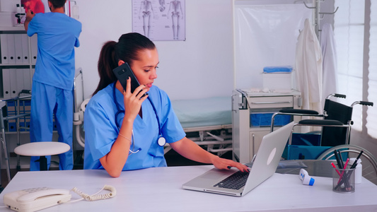 使用智能电话向远程病人咨询的医生护理护士视频
