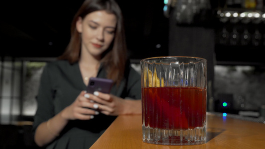 有选择性地关注一个女鸡尾酒杯正在从酒吧柜台取来视频
