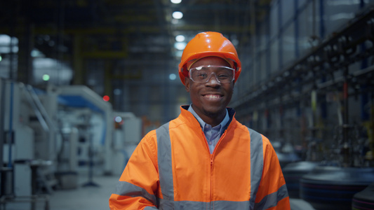 非洲裔美国工人对着现代数字生产工厂的肖像微笑视频