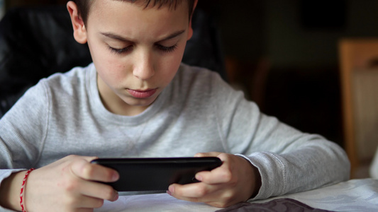 休闲儿童技术互联网通信和人的概念带智能手机短信或玩游戏视频