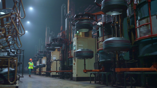 使用机器的现代生产工厂的主管视频