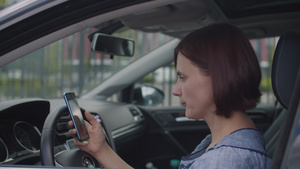 女性坐在车上使用移动电话8秒视频