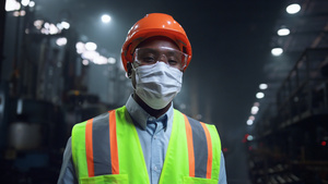 机械师戴着面罩看着制造公司工厂的相机8秒视频