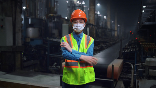 戴面罩的蒙面工程师在现代特种工厂双手交叉视频