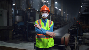 戴面罩的蒙面工程师在现代特种工厂双手交叉9秒视频