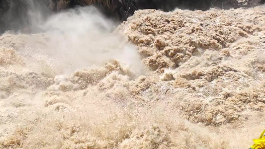 虎跳峡江水波涛汹涌升格慢动作金沙江浪花视频