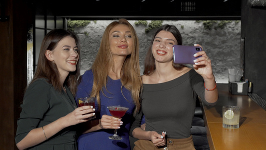 一群在酒吧用智能手机自拍的女朋友团体视频