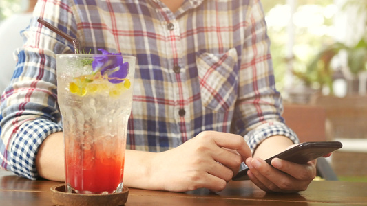 4K人们在咖啡店使用移动智能手机在屏幕上使用手指触摸视频