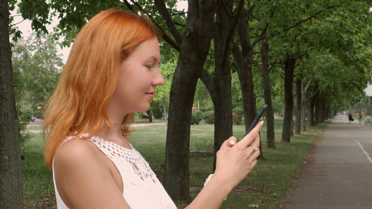 红发女人在手机上发短信视频