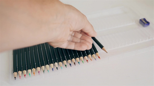 在铅笔箱子里写出彩色石墨铅笔视频