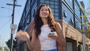 亚洲女孩在街头特写镜头上向某人挥手8秒视频