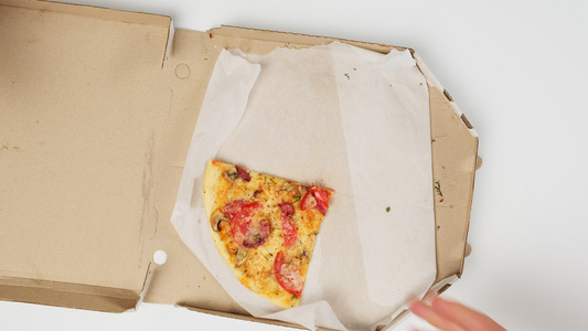 女人的手不允许男人吃一块美味的烤披萨和纸盒白桌上的视频