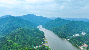 4K航拍黄山新安江风景区新安江游船观光山河风光峡谷自然风景22秒视频