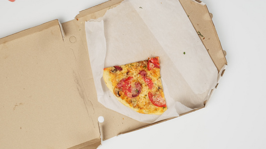 白桌上纸箱里的一块比萨饼男女手把食物拉到自己身上视频