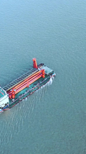 航拍风光城市长江里航行的货轮工业产品物流交通运输素材城市风光43秒视频